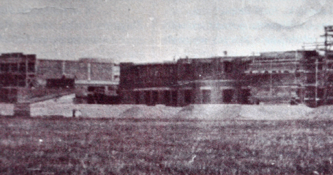 Fotografia z czasów budowy fabryki w Boguchwale /Archiwum autora