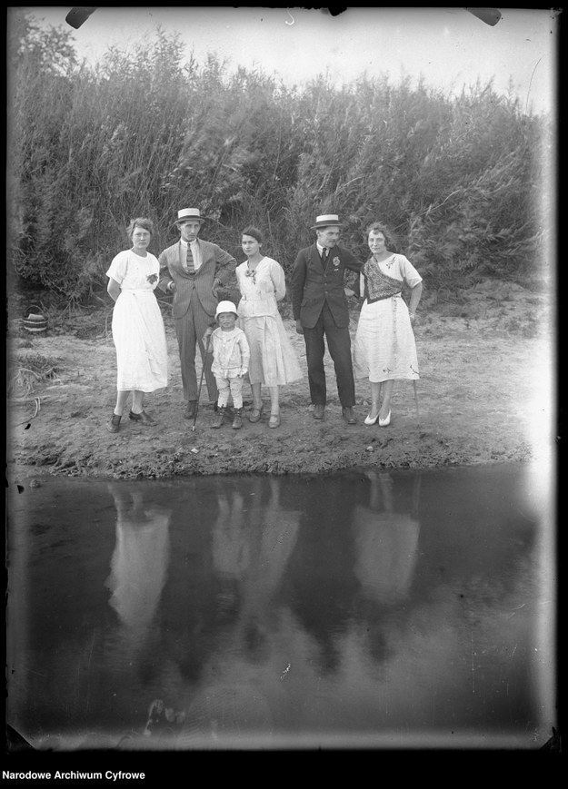 Fotografie portretowe uczestników nierozpoznanej uroczystości /foto. Narodowe Archiwum Cyfrowe /