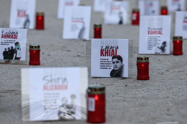 Fotografie zabitych podczas protestów w Iranie na ekspozycji w Portugalii /ANTONIO COTRIM  /PAP/EPA