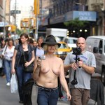 Fotografka topless na ulicach Nowego Jorku
