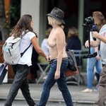 Fotografka topless na ulicach Nowego Jorku