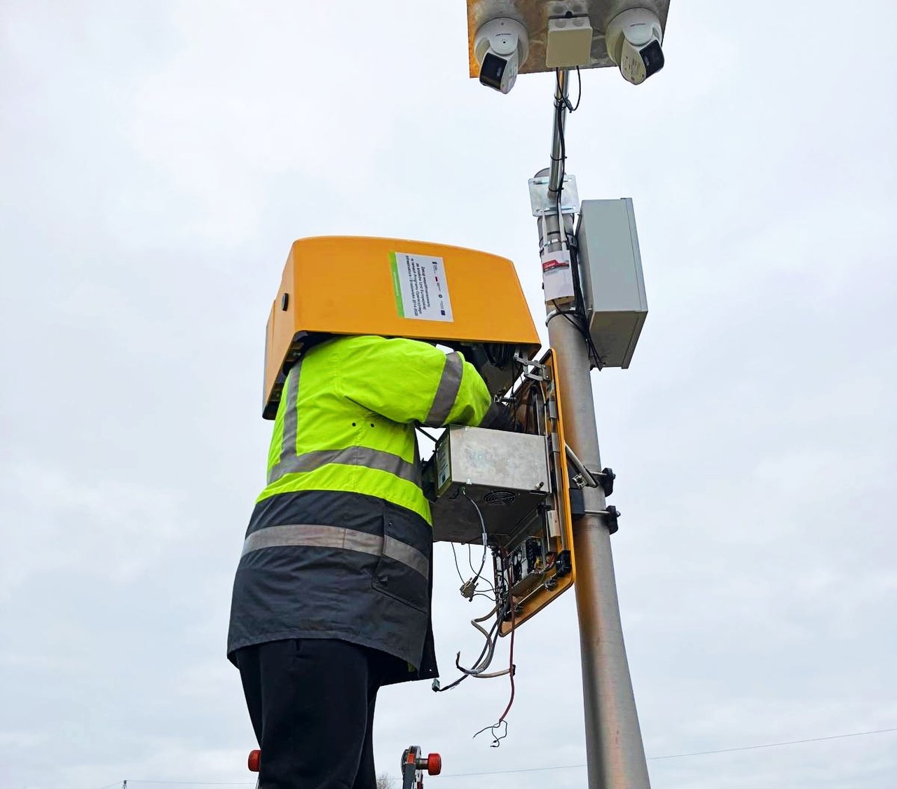 Fotoradar rekordzista znowu zniszczony. Służby zapowiadają, że nie odpuszczą  