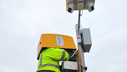 Fotoradar rekordzista znowu zniszczony. Służby zapowiadają, że nie odpuszczą  