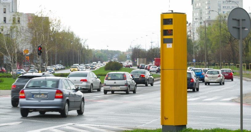 Fotoradar z pętlą magnetyczną potrafi stwierdzić który konkretnie pojazd przekroczył prędkość /fot. Bartosz Krupa /East News