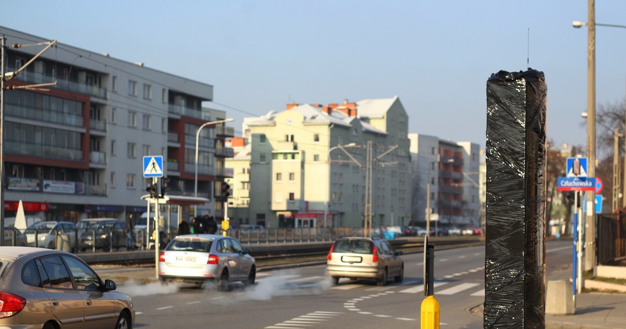 Fotoradary będą leżały w piwnicach, słupy będą zasłonięte, a kierowcy będą się cieszyć /Stanisław Kowalczuk /East News