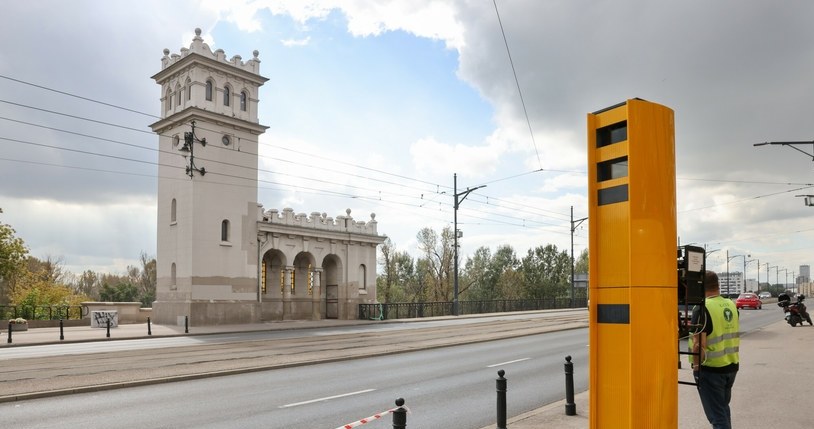 Fotoradary z pętlą indukcyjną potrafią śledzić kilka pasów ruchu /Jacek Dominski/ /Reporter