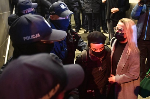Fotoreporterka Gazety Wyborczej Agata Grzybowska wychodzi z komendy policji na ul. Wilczej. / 	Radek Pietruszka   /PAP