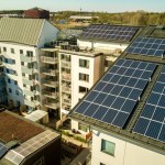 Fotowoltaika na dachu bloku. Nowy trend na tani prąd