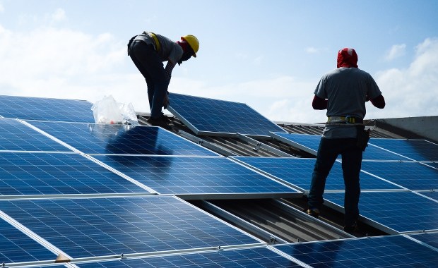 Fotowoltaika na domach wielorodzinnych. Buda zapowiada nowy program