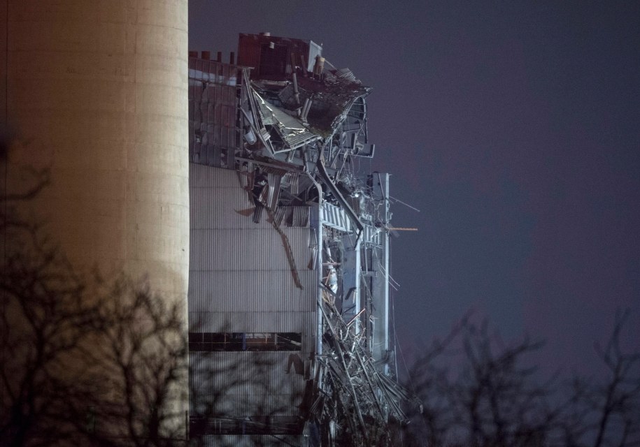 Fragment budynku zawalonej elektrowni /HANNAH MCKAY /PAP/EPA