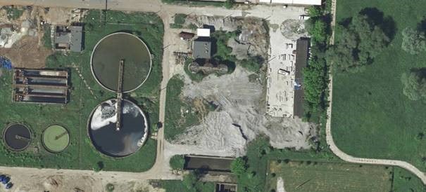 Fragment fotoortomapy Geoportalu Głównego Urzędu Geodezji i Kartografii z 20.05.2017, potwierdzające, że nasyp z odpadami z chromem był gromadzony wcześniej /GUGiK /