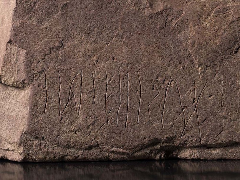 Fragment kamienia z wyróżniającą się inskrypcją, które może oznaczać imię /Alexis Pantos/Muzeum Historyczne Uniwersytetu w Oslo /materiały prasowe