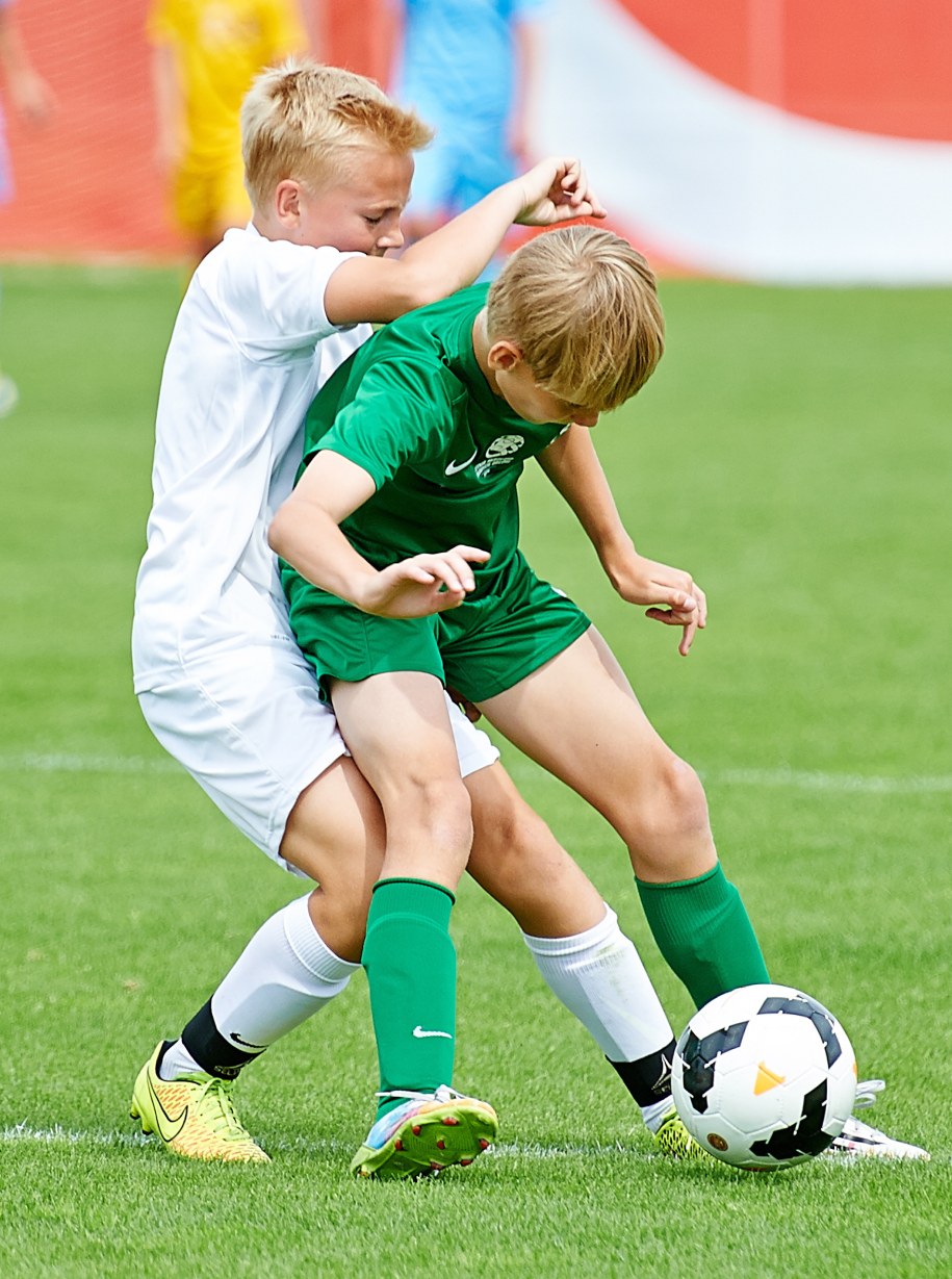 Fragment meczu uczestników pierwszej edycji Letniej Akademii Młodych Orłów w Gniewinie /Adam Warżawa /PAP