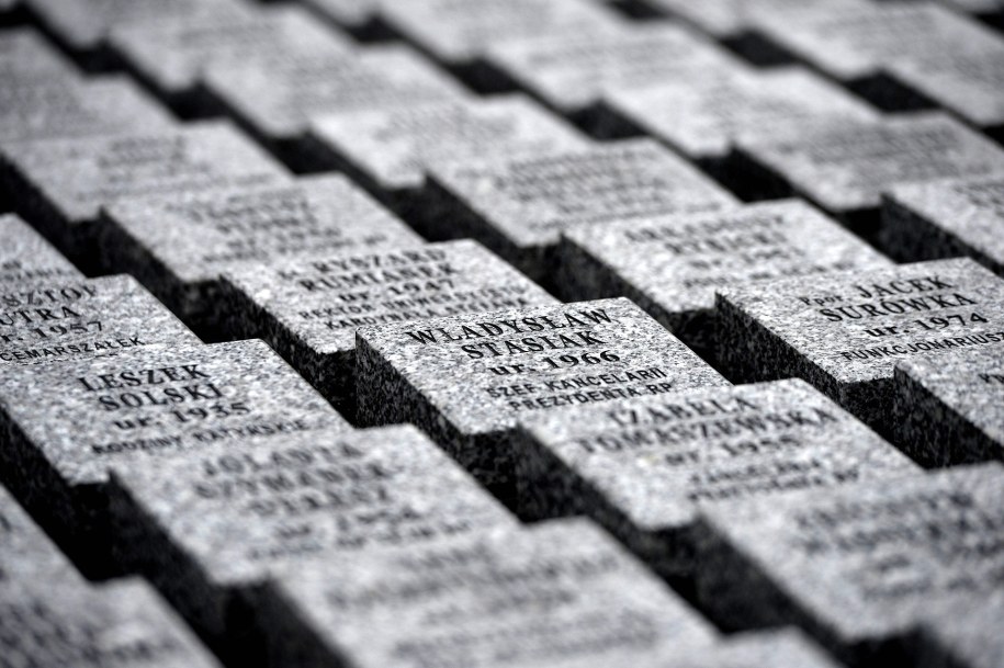 Fragment Memoriału Smoleńskiego odsłoniętego na placu Mikołajkowców w Dębicy / 	Darek Delmanowicz    /PAP