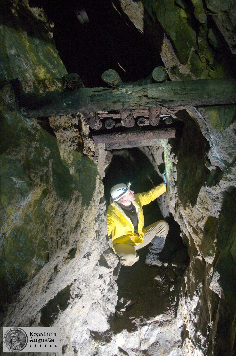 Fragment najstarszej części kopalni z widocznym oryginalnym drewnianym podestem. Fot. D. Wójcik, K. Krzyżanowski /