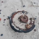 Fragment niemieckiego czołgu znaleziony na bałtyckiej plaży