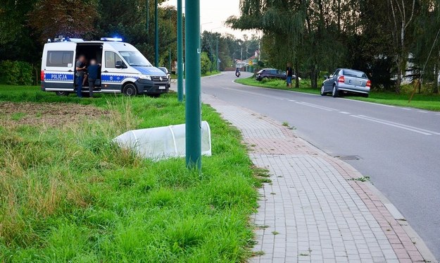 Fragment oderwanej kabiny pilota spadł tuż przy ulicy /Policja