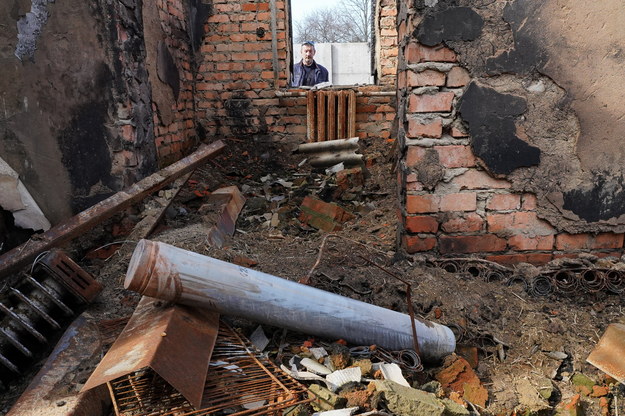 Fragment pocisku systemu MLRS „GRAD” w zniszczonym budynku w wyzwolonej spod rosyjskiej okupacji miejscowości Ruskie Tiszki w obwodzie charkowskim /Mykola Kalyeniak /PAP