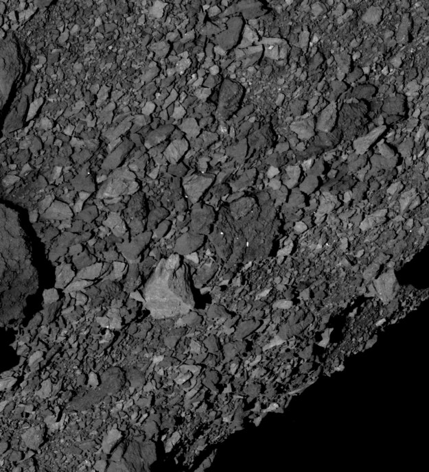 Fragment powierzchni południowej półkuli Bennu, na którym widać pokrywające ją głazy. Ten jasny, w centrum obrazu, ma ponad 7 metrów szerokości. /NASA/Goddard/University of Arizona /Materiały prasowe