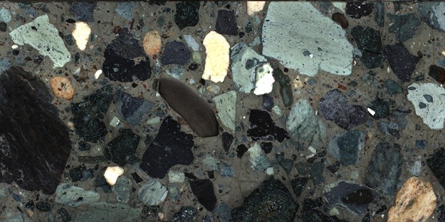 Fragment przekroju rdzenia wydobytego z dna krateru /International Ocean Discovery Program /Materiały prasowe