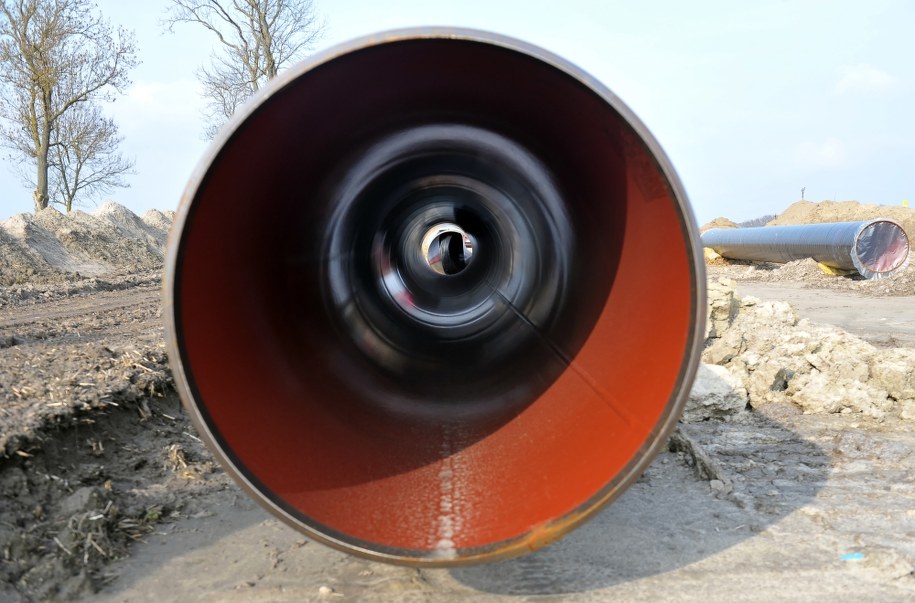 Fragment rury na budowie części lądowej gazociągu Baltic Pipe na odcinku Goleniów - Lwówek / 	Marcin Bielecki    /PAP