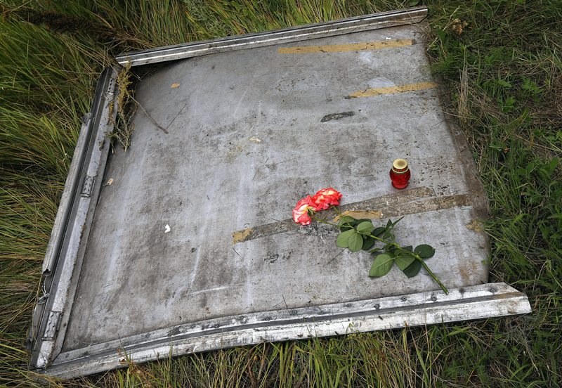 Fragment samolotu na miejscu katastrofy /ROBERT GHEMENT /PAP/EPA