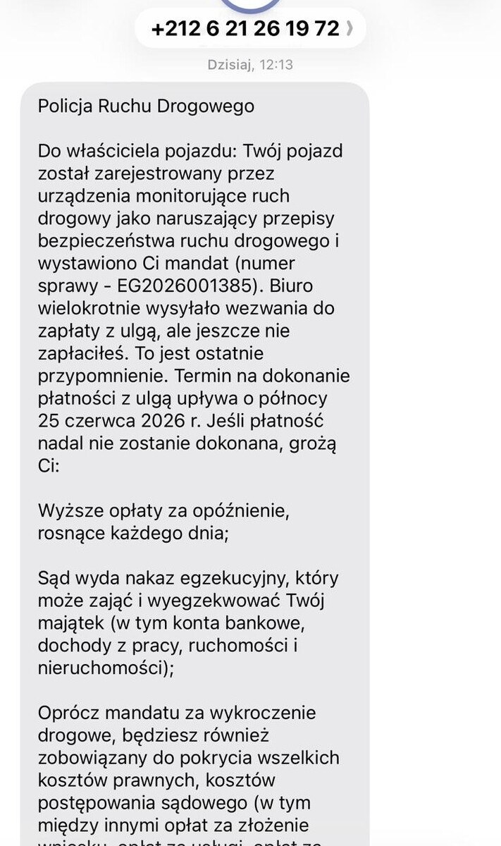 Fragment SMS-a, w którym oszuści podszywają się pod policję i informują o rzekomym mandacie /Policja
