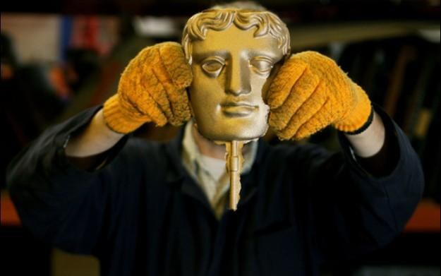 Fragment statuetki, jaka wręczana jest laureatom nagrody BAFTA /AFP