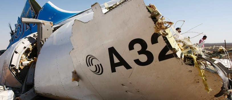 Fragment wraku rosyjskiego Airbusa A321, który rozbił się na Synaju /MAXIM GRIGORIEV/RUSSIAN EMERGENCY MINISTRY/HANDOUT /PAP/EPA