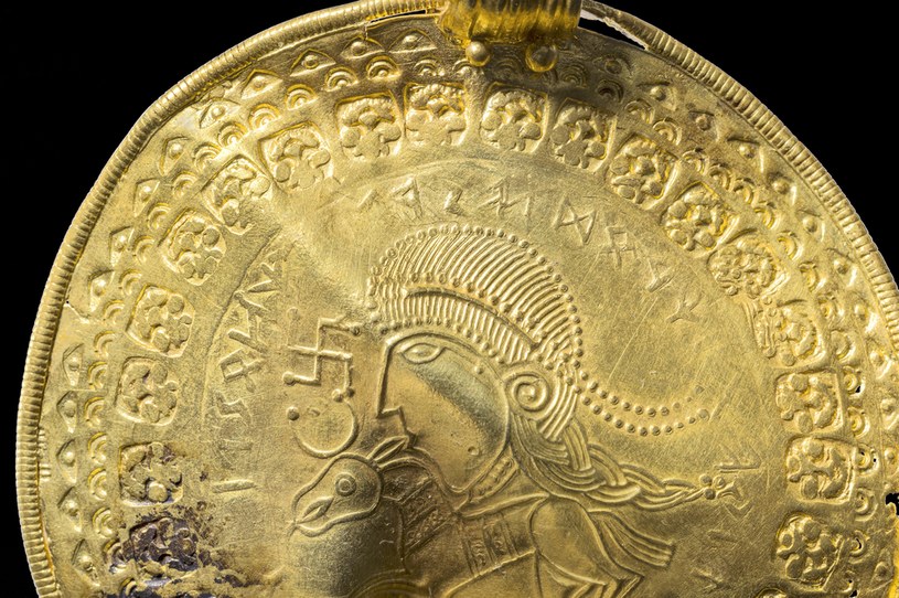 Fragment wyróżniającego się medalionu z widoczną inskrypcją /Duńskie Muzeum Narodowe /domena publiczna