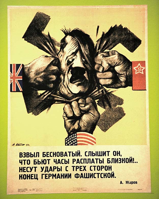 Fragment wystawy "Hitler i Niemcy": Kolejny radziecki plakat propagandowy /AFP