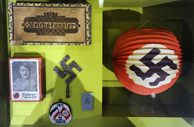 Fragment wystawy "Hitler i Niemcy": Przedmioty osobistego użytku m.in. z wizerunkiem Hitlera /AFP