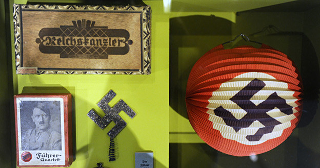 Fragment wystawy "Hitler i Niemcy": Przedmioty osobistego użytku m.in. z wizerunkiem Hitlera /AFP