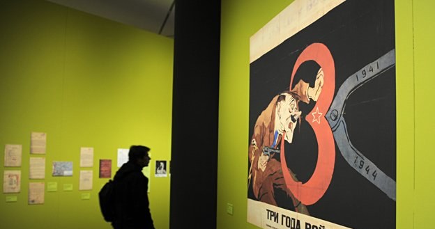 Fragment wystawy "Hitler i Niemcy": Radziecki plakat propagandowy /AFP