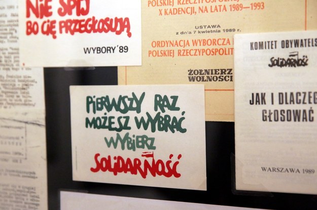Fragment wystawy "Od oporu do wyboru" otwartej w Muzeum Warmii i Mazur,  z okazji 30. rocznicy wyborów czerwcowych 1989 /Tomasz Waszczuk /PAP