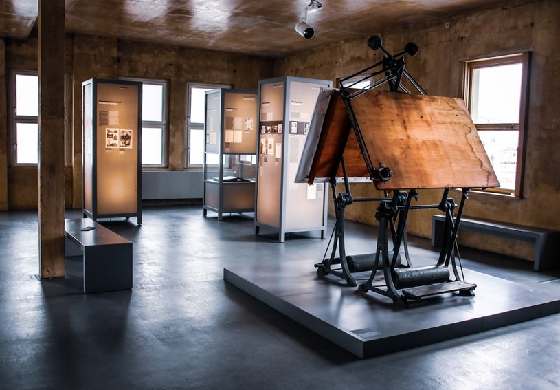 Fragment wystawy stałej w Miejscu Pamięci. Stoły kreślarskie, na których projektowano krematoria. Z okna tego pomieszczenia można było obserwować tereny KL Buchenwald. Fot. RundR-Freelancer /Deutsche Welle