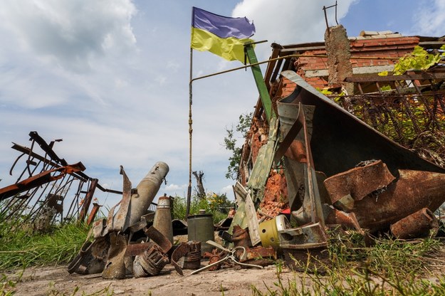 Fragmenty amunicji zgromadzone na podwórku zniszczonego domu we wsi Dowhenka w obwodzie charkowskim /Mykola Kalyeniak /PAP