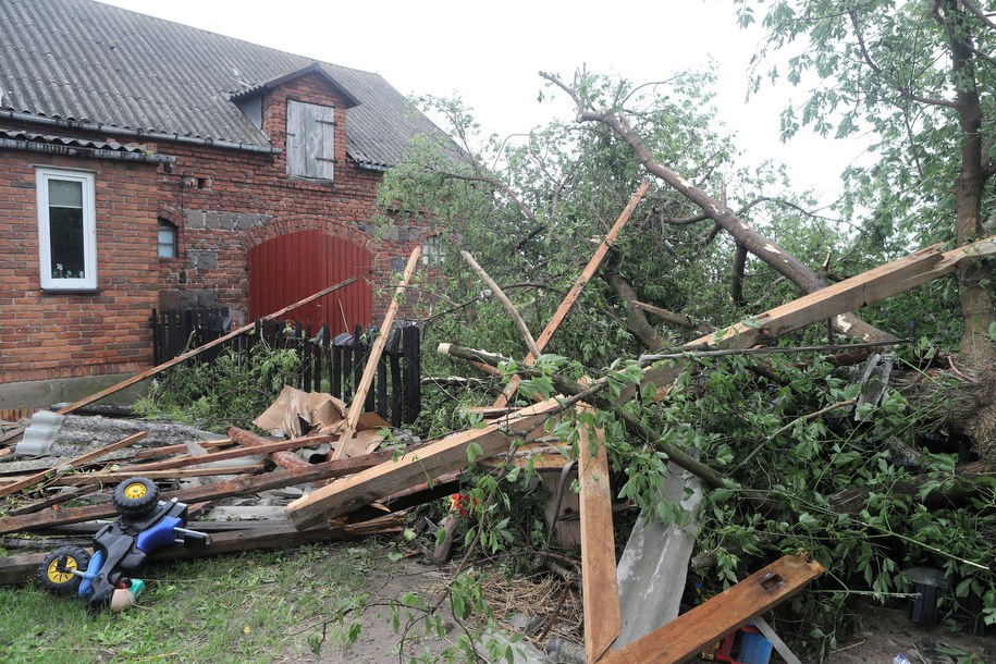 Fragmenty budynków zniszczonych po środowych i nocnych burzach w miejscowości Witusza (pow. łowicki) /Roman Zawistowski /PAP