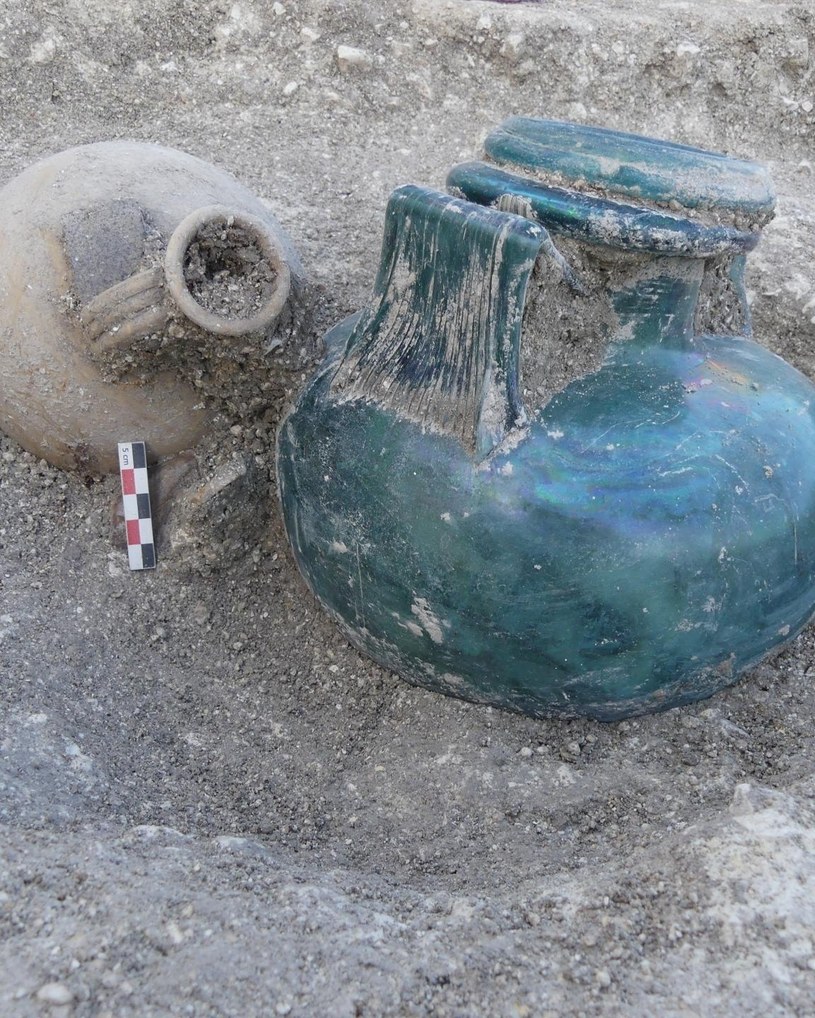 Fragmenty ceramiki znalezione podczas prac archeologicznych. /Fot: INRAP /Facebook