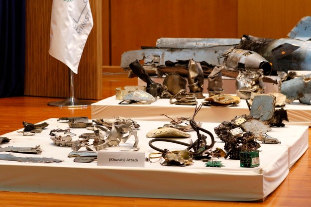 Fragmenty m.in. dronów, które zaatakowały rafinerie /STRINGER /PAP/EPA