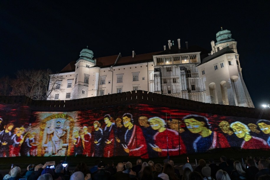 Fragmenty spektaklu „Korona i Państwo – 1000 lat Królestwa” wyświetlanego na murach Wawelu /Anna Kaczmarz / Polska Press /East News