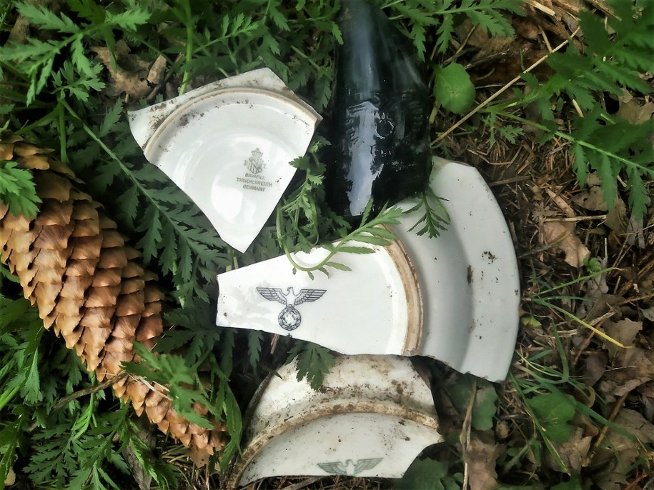 Fragmenty talerza odnalezione w kompleksie bunkrów w Mamerkach. /Stowarzyszenie Historyczno - Eksploracyjne Jaćwież /Facebook