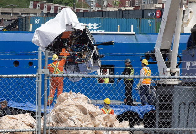 Fragmenty zniszczonej łodzi zostały sprowadzone na ląd w Nowej Fundlandii w Kanadzie /	Daly Paul/CP/ABACA /PAP