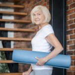 Framuga zamiast sprzętu fitness. Proste ćwiczenia dla osób po sześćdziesiątce