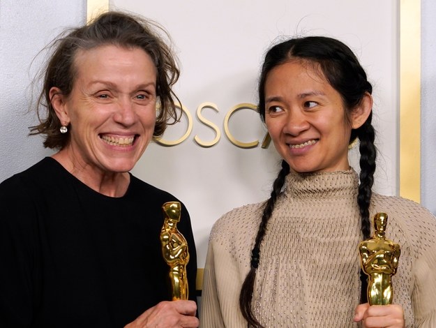 Frances McDormand i Chloe Zhao z Oscarami za "Nomadland" /Chris Pizzello-Pool /PAP/EPA