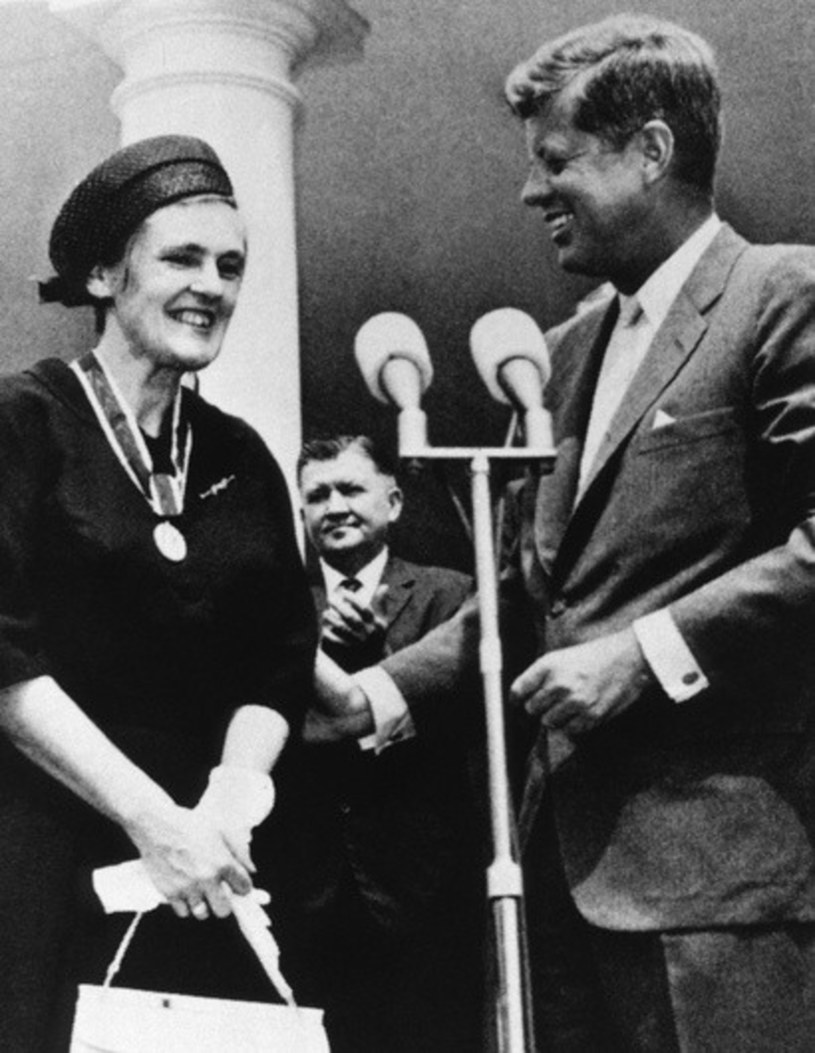 Frances Oldham Kelsey odbiera wyróżnienie z rąk prezydenta Kennedy'ego /East News