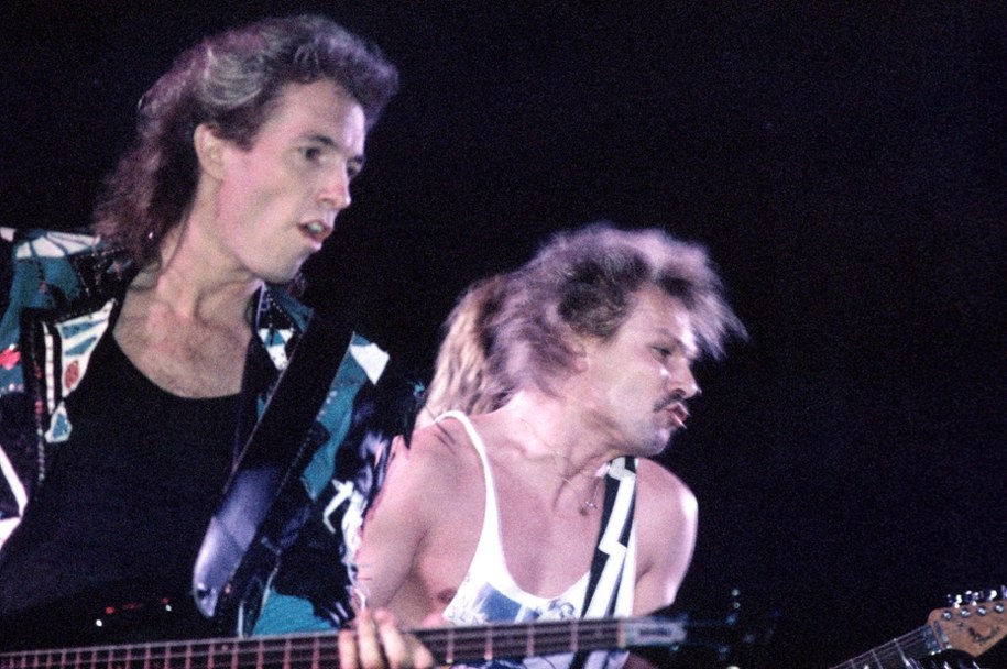 Francis Buchholz i Rudolf Schenker podczas koncertu zespołu The Scorpions w Londynie w lutym 1989 roku /	Rudi Keuntje/Geisler-Fotopress /PAP/DPA