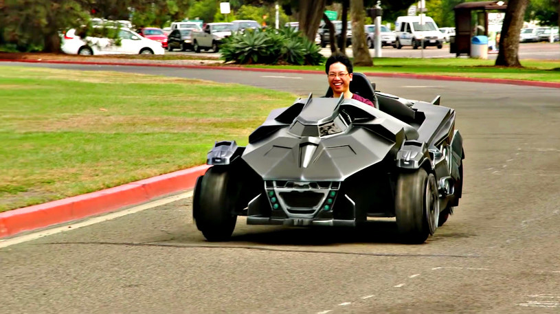 Francis za kółkiem własnego Batmobila /YouTube