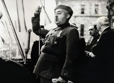 Francisco Franco, kolejny dyktator, którego wojna pozbawiła części z atrybutów męskości /AFP