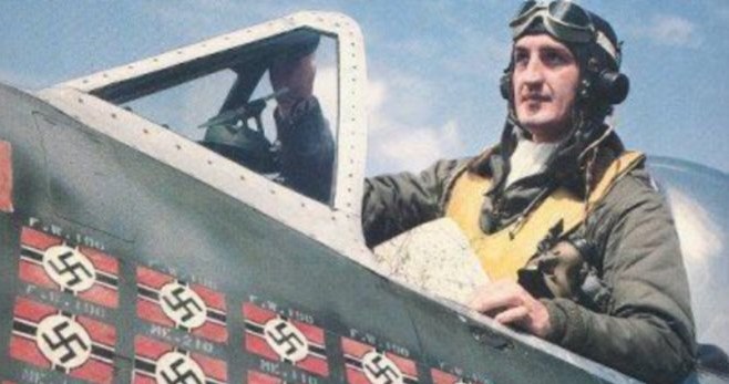 Franciszek "Gabby" Gabryszewski w kabinie P-47D. Na kadłubie oznaczenie zestrzeleń /INTERIA.PL